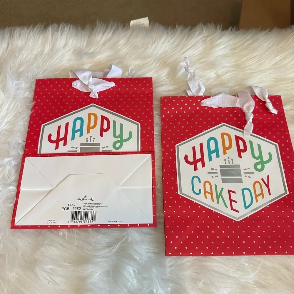 🩵5/$8.  2 Hallmark Cream and Red Gift Bags